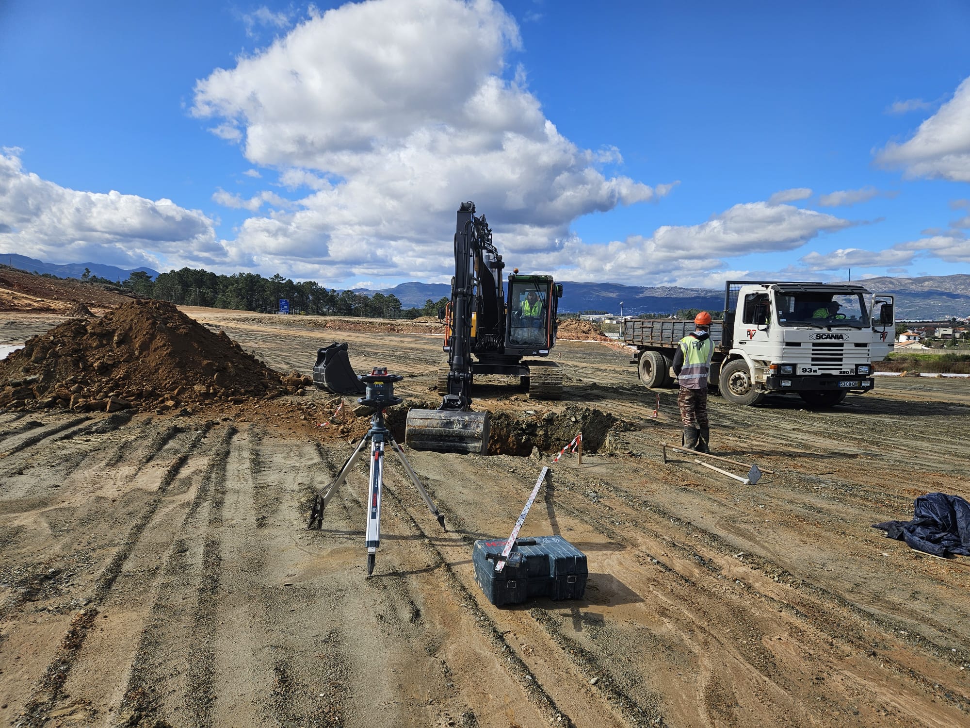Empreitada de Infraestruturas e Terraplanagens (Zona Industrial de Vila Real)

Execução de redes de saneamento, envolvendo trabalhos de escavação de grande porte em terrenos rochosos e assentamento de coletores com rigoroso controlo topográfico. - Imagem 3